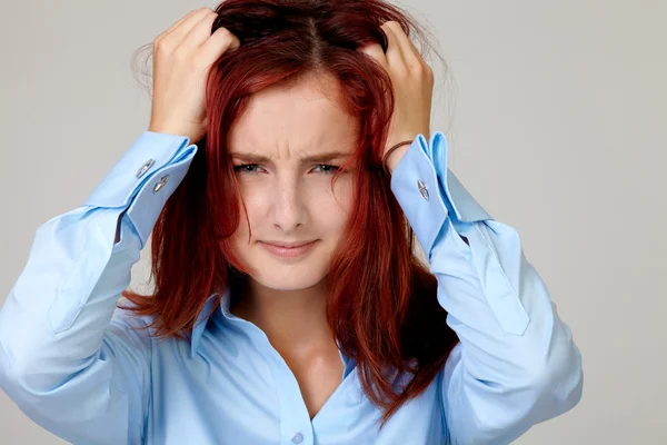 Mujer de negocios bonita frustrada con las manos en la cabeza, aislada Imagen De Stock