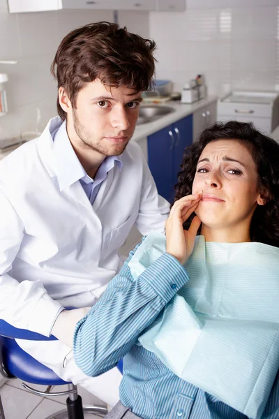 Zahnarzt mit seinem Patienten — Stockfoto