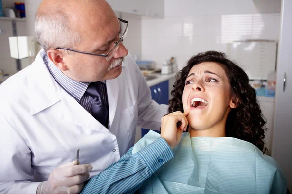Patient zeigt Zähne zum Zahnarzt — Stockfoto