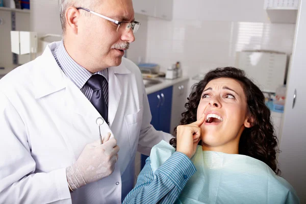 Paciente señalando dientes —  Fotos de Stock