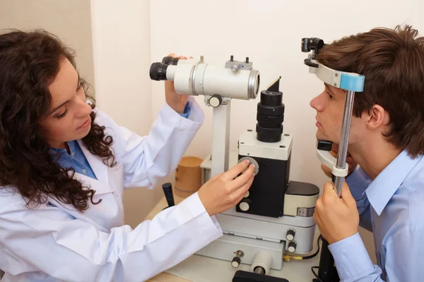 Optometrista realizando prueba de campo visual Imagen de stock