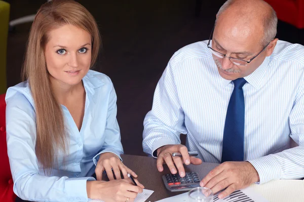 Ung affärskvinna diskutera med senior affärsman, bakgrund — Stockfoto