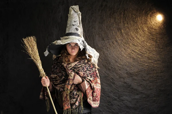 Bruxa halloween com chapéu e vassoura — Fotografia de Stock