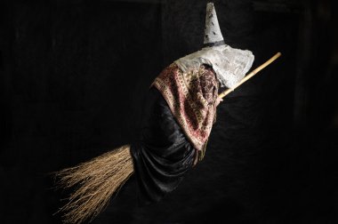 halloween cadı onu süpürge üzerinde uçan