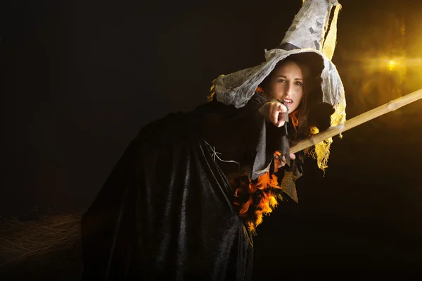 Halloween-Hexe fliegt auf ihrem Besen — Stockfoto