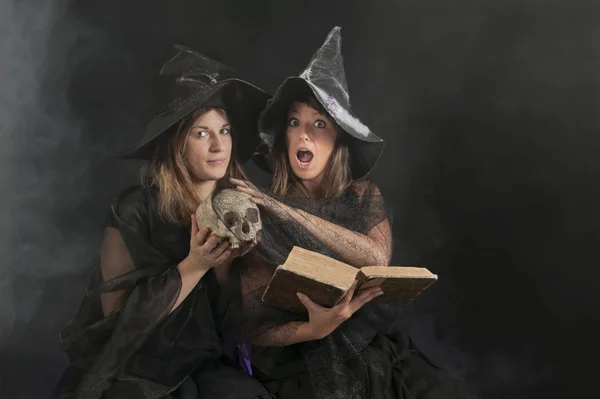 Deux sorcières d'Halloween sur fond sombre — Photo