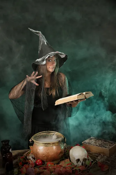 万圣节女巫对排放黑烟的绿色和紫色背景 — 图库照片
