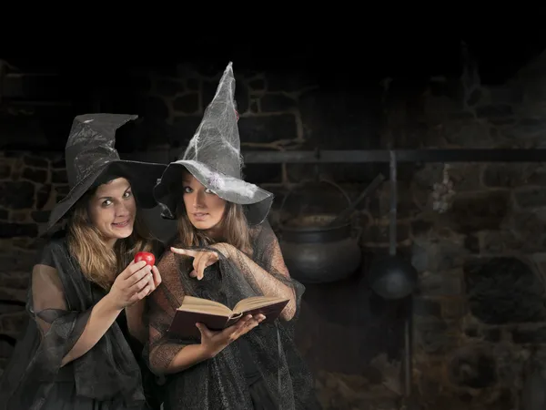 Dva halloween čarodějnice vyslovení magické formule Royalty Free Stock Fotografie