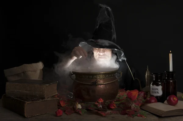 ЗАГОВОР НА БОГАТСТВО Depositphotos_12463951-stock-photo-halloween-witch-with-cauldron