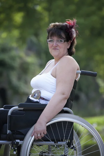 公園でアウトドア車椅子で成人女性 — ストック写真