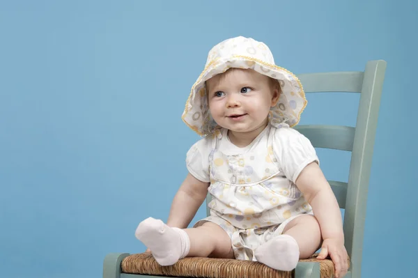Bir sandalyede oturan bebek — Stok fotoğraf