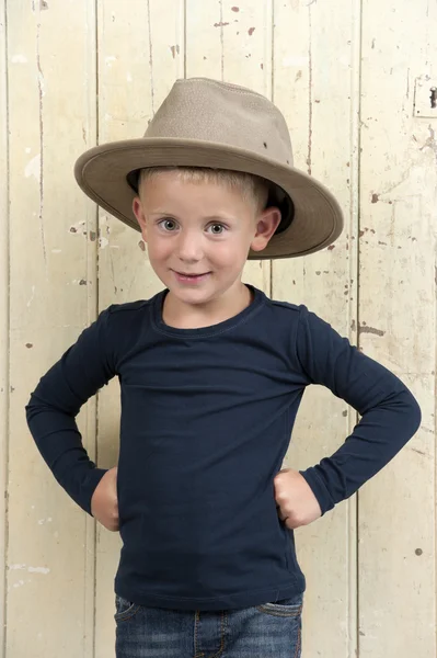 Liten pojke med cowboyhatt — Stockfoto