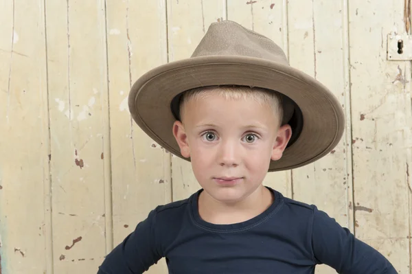 Malý chlapec s kovbojský klobouk — Stock fotografie