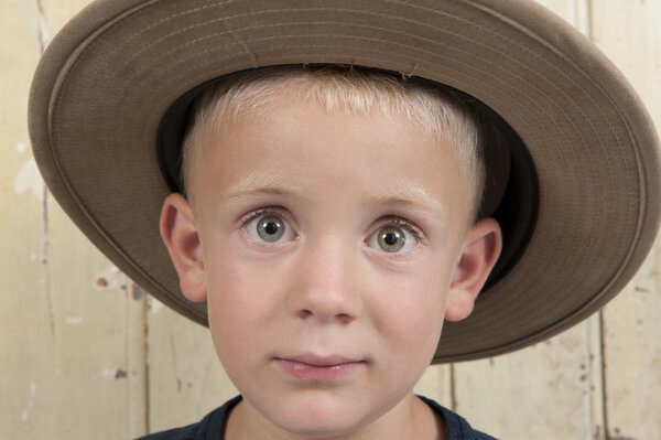 little boy wiht cowboy hat