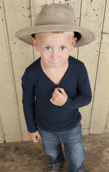 Pequeno menino wiht cowboy chapéu — Fotografia de Stock