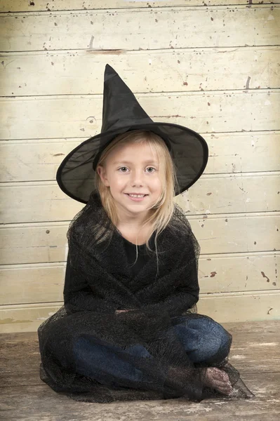 Kleine halloween heks — Stockfoto