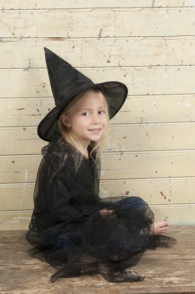 Kleine halloween heks — Stockfoto