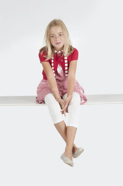 Sorrindo menina loira em vermelho — Fotografia de Stock