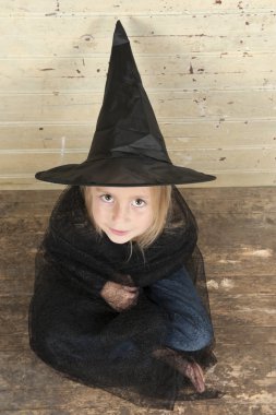 küçük halloween cadı
