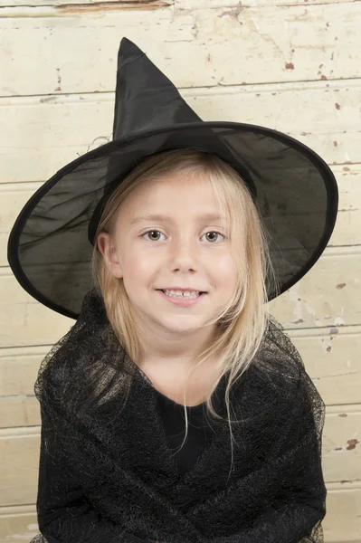 Kleine halloween heks — Stockfoto