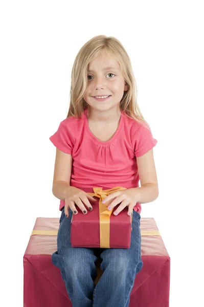 Маленька дівчинка з подарунками на день народження на білому — стокове фото