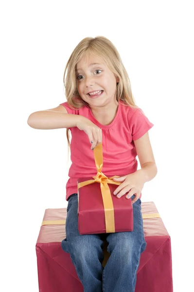 Маленькая девочка с подарками на день рождения на белом — стоковое фото
