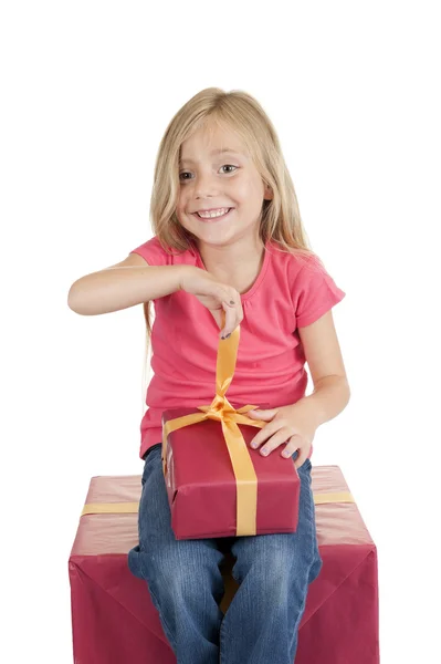 誕生日のプレゼントを持つ少女 — Stockfoto
