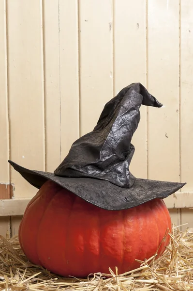 Halloween sombrero de bruja en calabaza — Foto de Stock