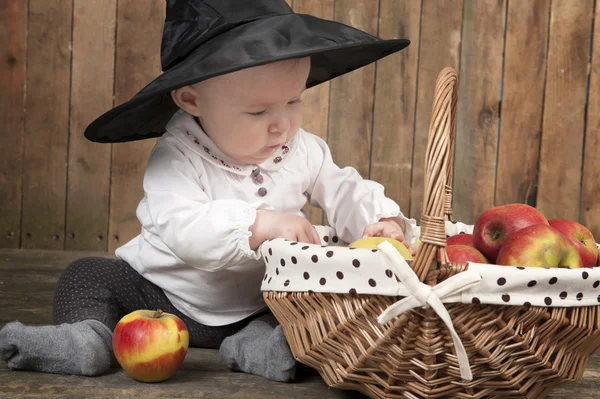Хэллоуин ребенок с корзиной яблок — стоковое фото