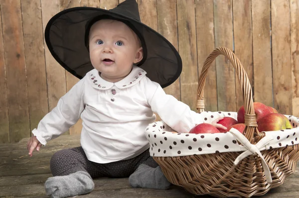 Halloween bebê com cesta de maçãs — Fotografia de Stock