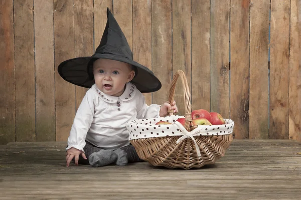 Halloween bebê com cesta de maçãs — Fotografia de Stock