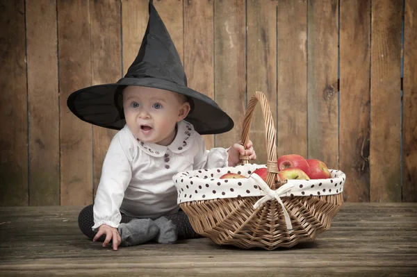 りんごのバスケットとハロウィーンの赤ちゃん — ストック写真