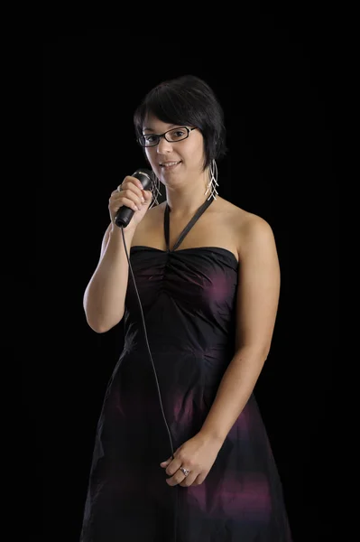 Jonge vrouw met microfoon een toespraak houden — Stockfoto