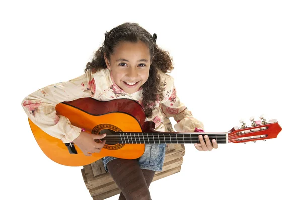 Młoda dziewczyna gra na gitarze — Zdjęcie stockowe