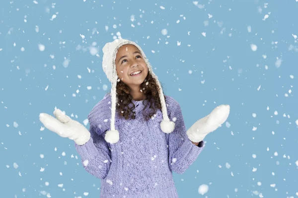 Sneeuwt op meisje met winter muts en handschoenen, — Stockfoto