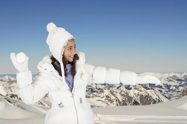 Winterspaß, Mädchen werfen einen Schneeball — Stockfoto