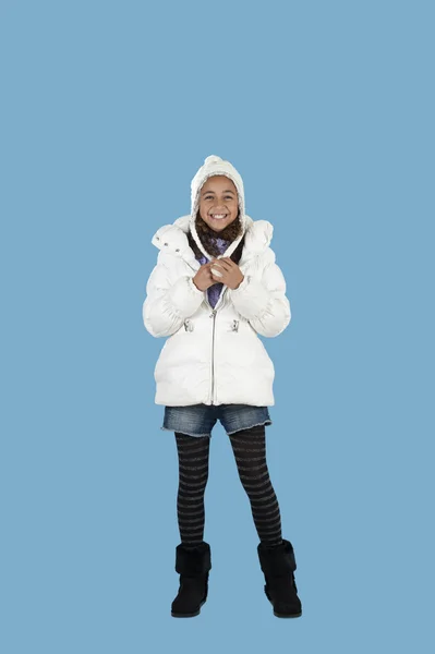 Menina feliz com chapéu de inverno, em azul — Fotografia de Stock