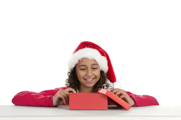 Девушка в рождественской шляпе на белом — стоковое фото