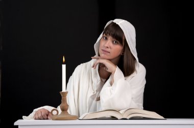 kadın beyaz mum ile okuma