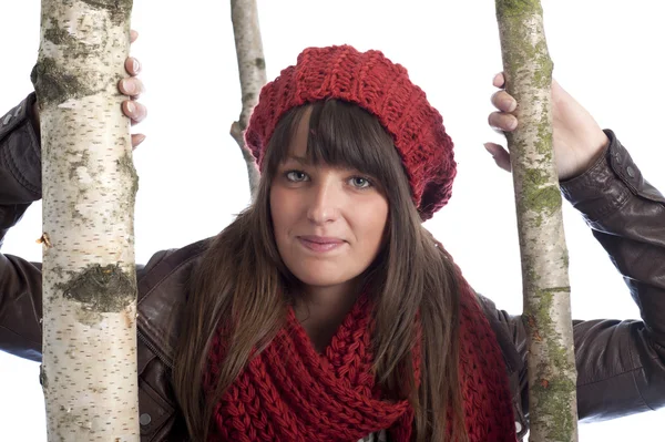 Junge Frau in Winterkleidung zwischen Birken — Stockfoto