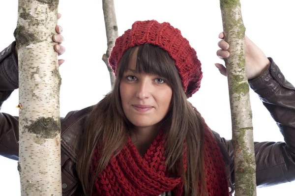 Jovem mulher em roupas de inverno entre bétulas — Fotografia de Stock