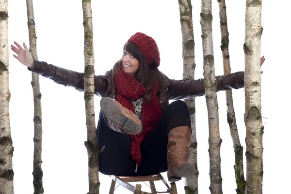 Winterfun: jovem mulher no trenó — Fotografia de Stock