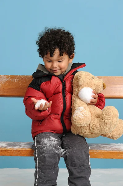 Kleiner Junge mit Teddybär sitzt auf einer Bank — Stockfoto