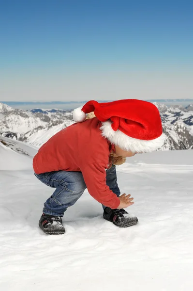 Menino brincando na neve — Fotografia de Stock