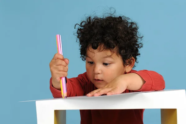 Pequeno menino desenho com lápis — Fotografia de Stock