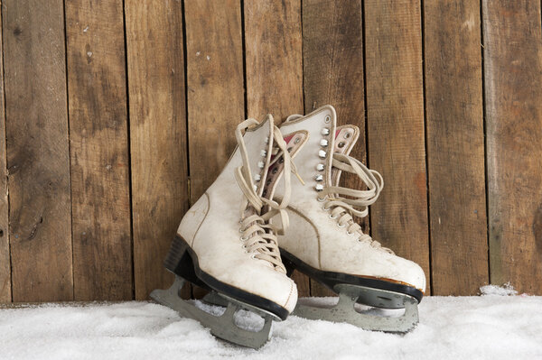 катание на коньках против выветриваемой деревянной стены
