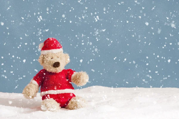 Neige sur ours en peluche dans les vêtements de Noël — Photo