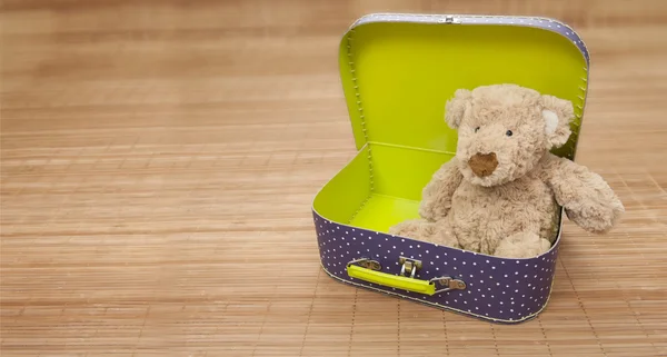 Teddybeer met roze koffer — Stockfoto