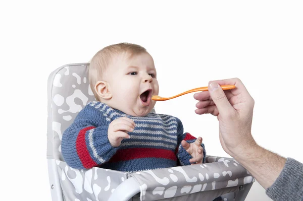 Kleiner Junge isst — Stockfoto