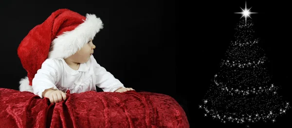 Ребенок с рождественской шапкой — стоковое фото